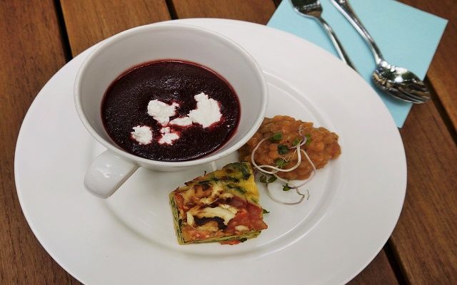 Suppentasse mit Inhalt auf angerichtetem Teller, Foto: Monika Damm, Sybille Wesenberg Suppentasse mit Inhalt auf angerichtetem Teller, Foto: Monika Damm, Sybille Wesenberg