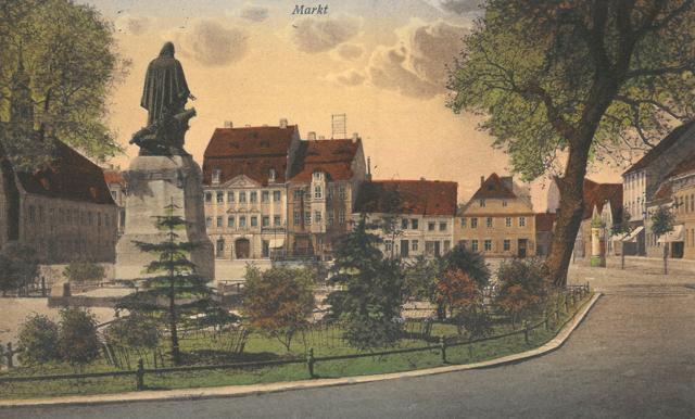 Historische Ansichtskarte des Lübbener Marktplatzes mit Paul-Gerhardt-Denkmal, Foto: Sammlung Museum Schloss Lübben, Lizenz: Stadt Lübben (Spreewald)