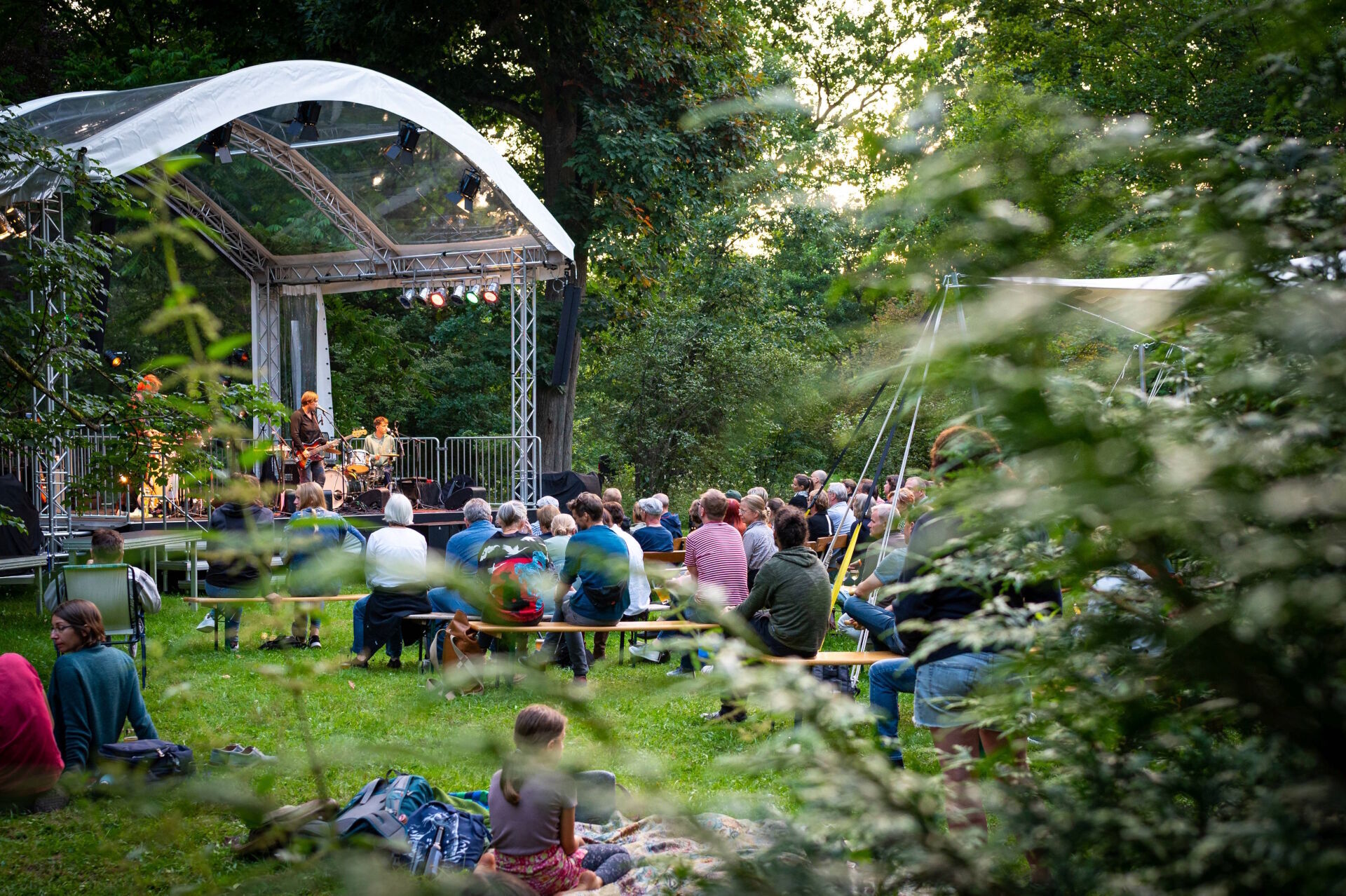 Bühne im Forstbotanischen Garten Eberswalde Bühne im Forstbotanischen Garten Eberswalde, Foto: Steffen Groß