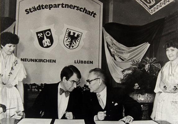 Im November 1986 wird im Lübbener Schloss die zweite innerdeutsche Städtepartnerschaft unterzeichnet., Foto: Werner Lehmann, Lizenz: Sammlung Museum Schloss Lübben