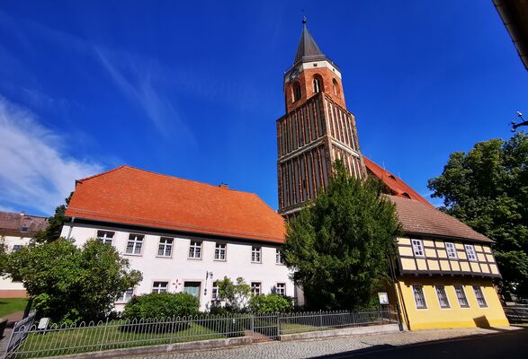 Veranstaltungsort ist das Haus der Kirchengemeinde (links im Bild)., Foto: Jan Hornhauer, Lizenz: Stadt Calau