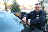 Politeur Jörg Suchomel bei seiner Hauptbeschäftigung: Knöllchen verteilen., Foto: Jan Hornhauer, Lizenz: Stadt Calau