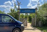Kleinbus vor Natur-Erlebniszentrum, Foto: Katja Benke, Lizenz: Sielmanns Naturlandschaft Wanninchen