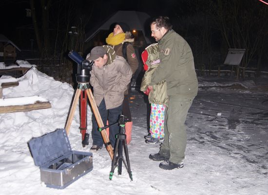 Auch am kleinen Teleskop lässt sich einiges entdecken, Foto: Ilka Beerbaum, Lizenz: NaturSchutzFonds Brandenburg