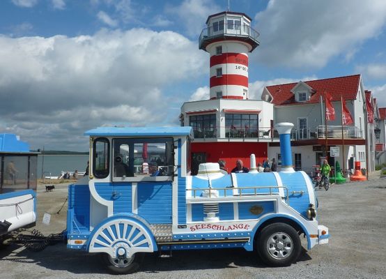 Seeschlange vor Hotel " DerLeuchtTurm" Seeschlange vor Hotel " DerLeuchtTurm"
