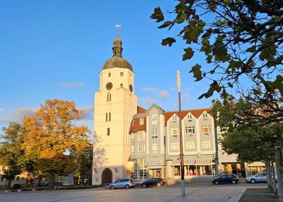 Paul-Gerhardt-Kirche Lübben nachts, Foto: Dörthe Ziemer, Lizenz: Dörthe Ziemer