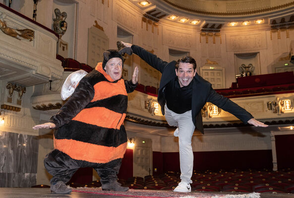 Hummel Mats und Moderator Juri Tetzlaff, Foto: Bernd Schönberger, Lizenz: Brandenburgische Kulturstiftung Cottbus-Frankfurt (Oder)