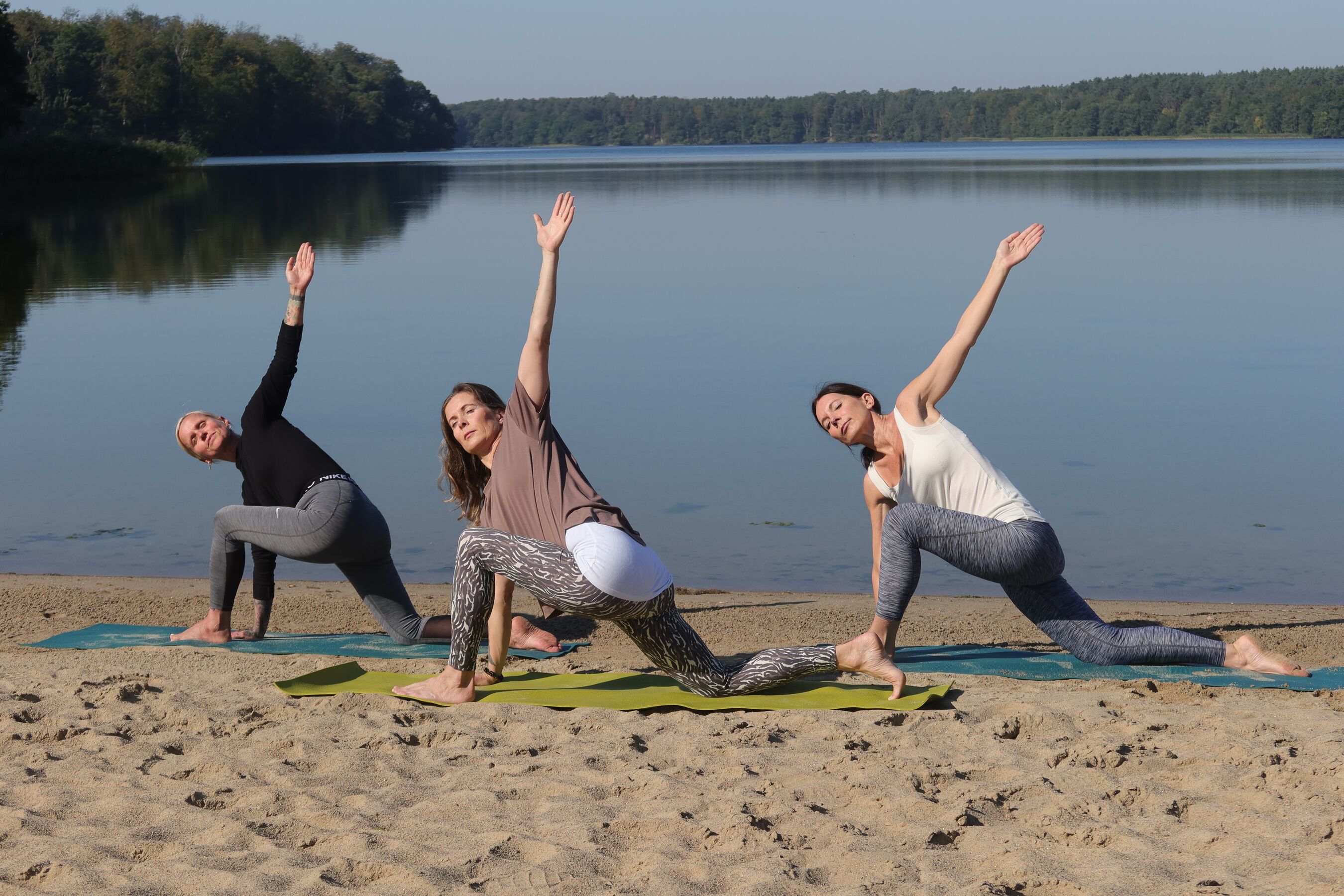 Yoga Gruppe am Wolletzsee, Foto: E.M. Weyer, Lizenz: Tourismusverein Angermünde e. V.