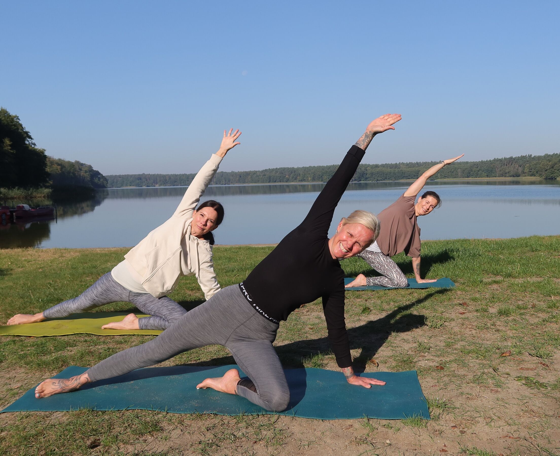 Yoga Gruppe am Wolletzsee, Foto: E.M. Weyer, Lizenz: Tourismusverein Angermünde e. V.