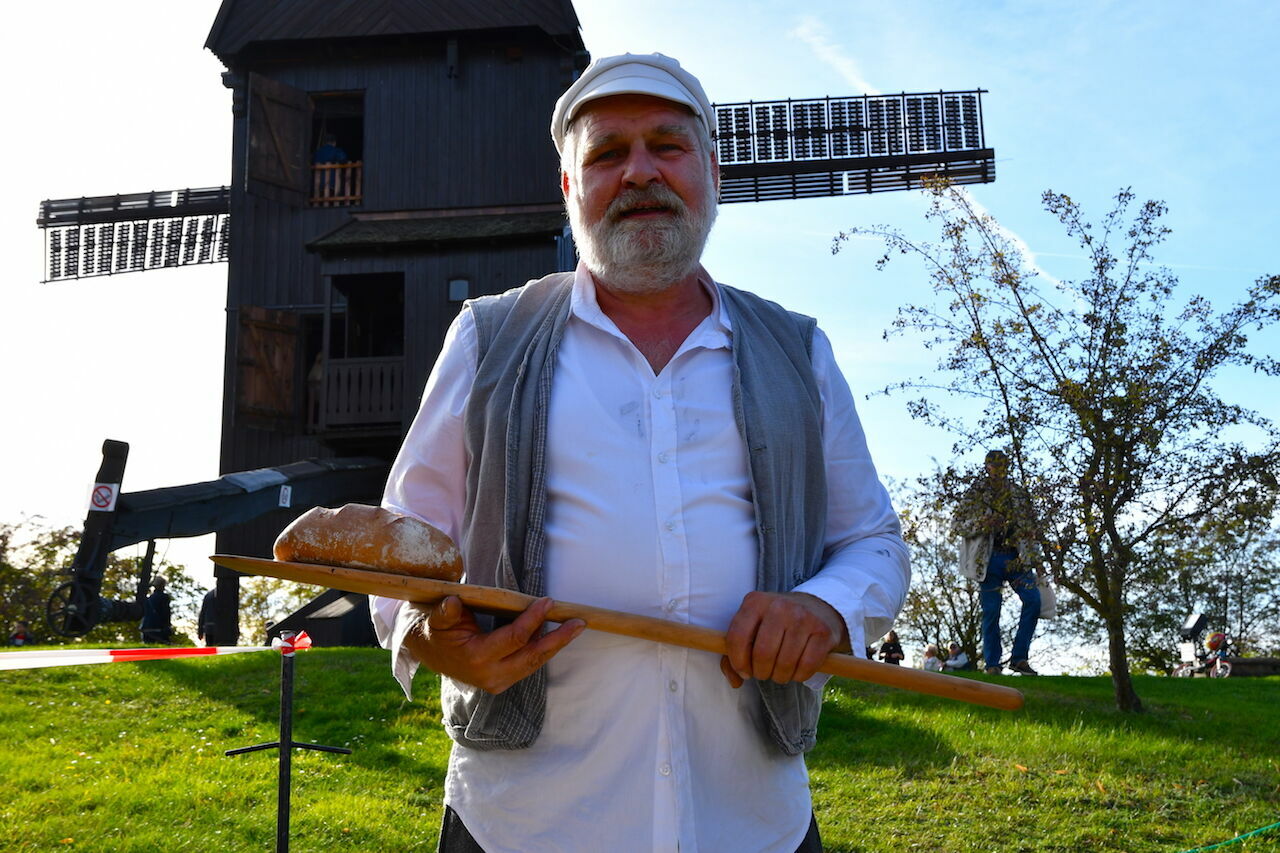 Bockwindmühle und Müller Werder (Havel), Foto: Stadt Werder (Havel), Lizenz: Stadt Werder (Havel)