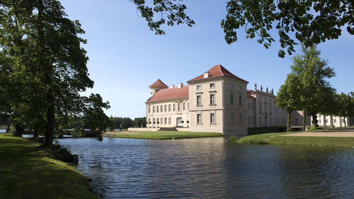 Schloss Rheinsberg, Blick von Südost über den Wassergraben, Foto: Leo Seidel, Lizenz: SPSG