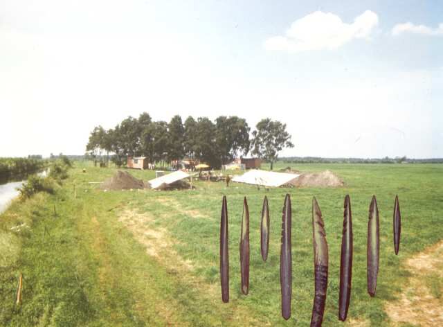 Foto der Ausgrabungen in Friesack und typische steinzeitliche Knochenspitzen, die dort in großer Zahl gefunden wurden , Foto: Collage A. Kotula, Lizenz: BLDAM