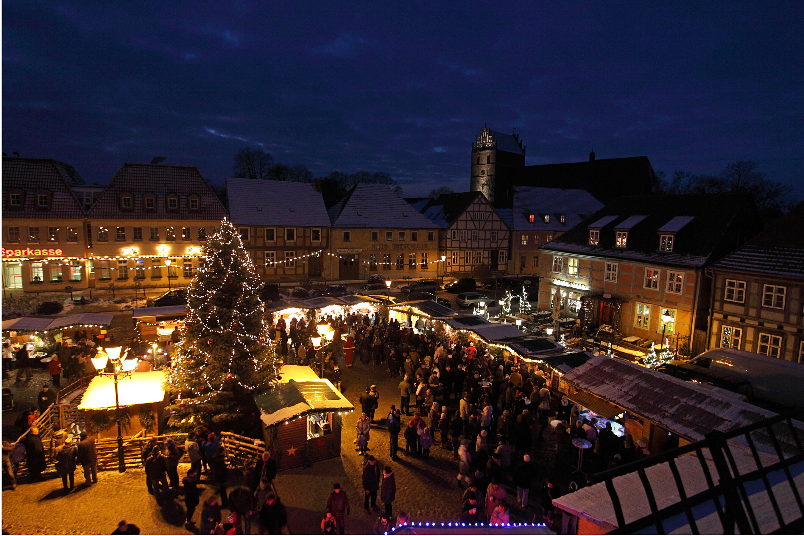 Angermünder Gänsemarkt Abends mit Kirche 6602 Foto R.Mundzeck 2013, Foto: R. Mundzeck, Lizenz: Tourismusverein Angermünde e.V.