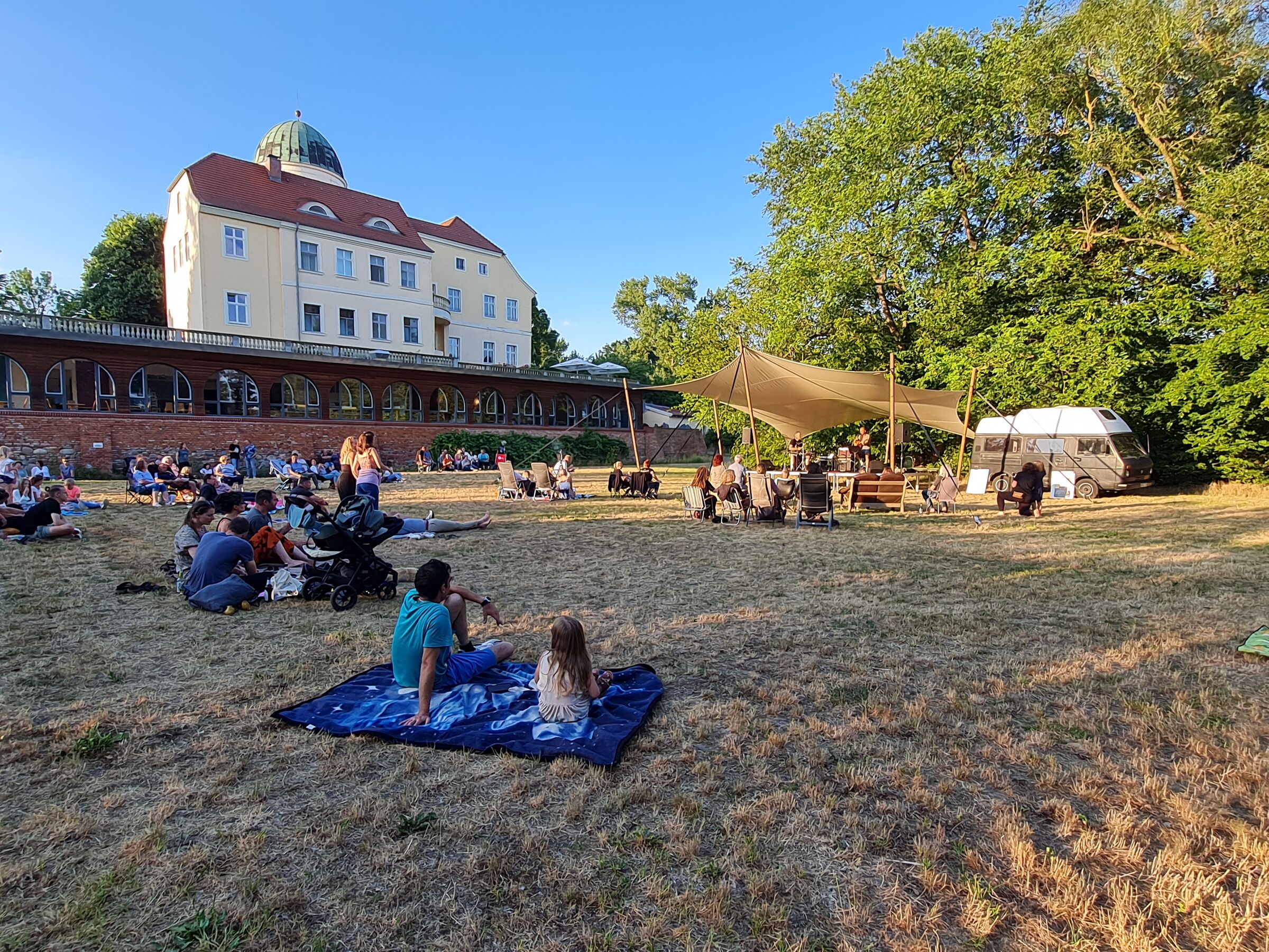 Picknickdecken-Konzert, Foto: Burg Lenzen, Lizenz: Burg Lenzen