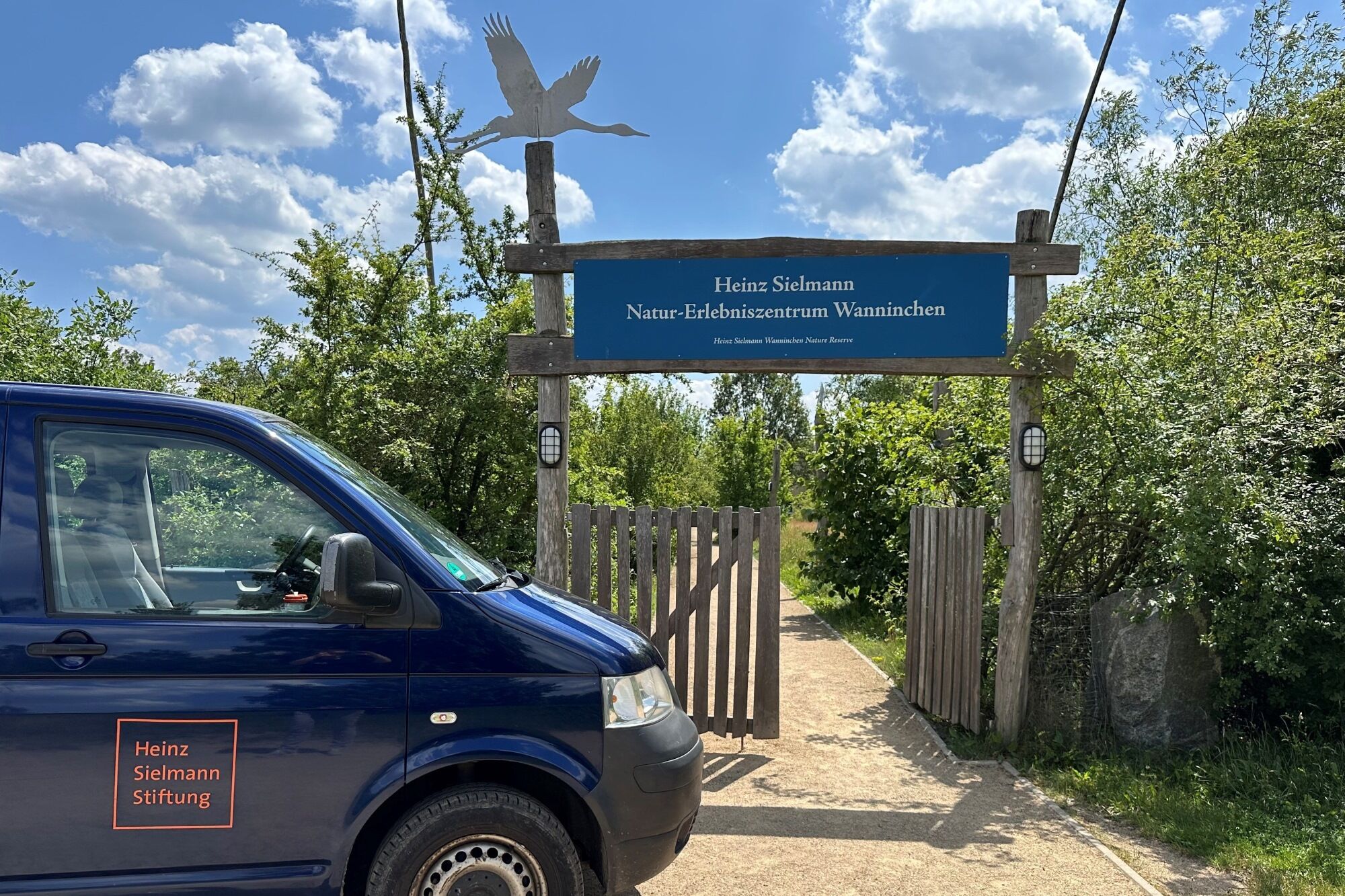 Kleinbus vor Natur-Erlebniszentrum, Foto: Katja Benke, Lizenz: Sielmanns Naturlandschaft Wanninchen