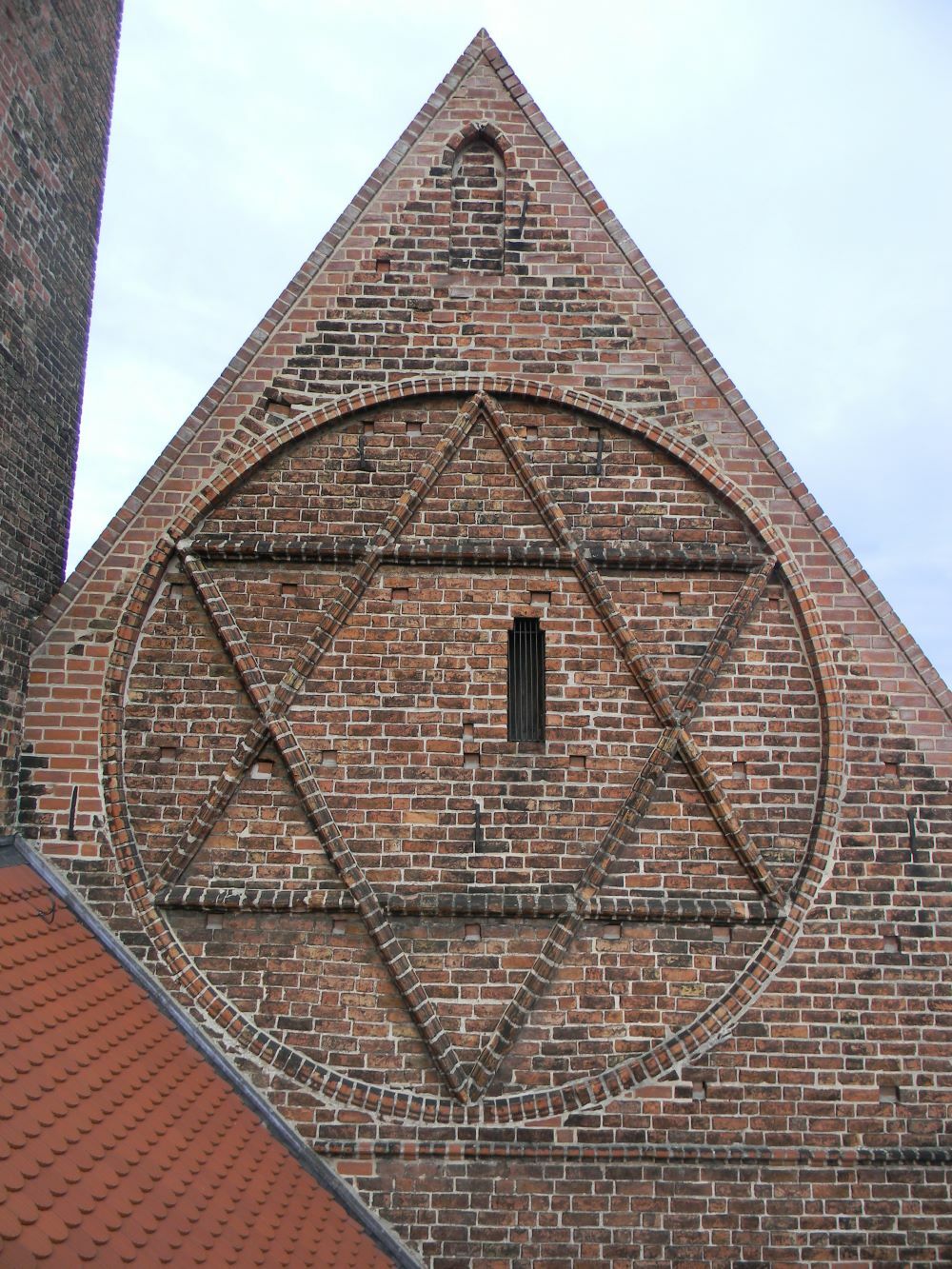 Hexagramm an der Westfassade, Foto: Dommuseum , Lizenz: Domstift Brandenburg