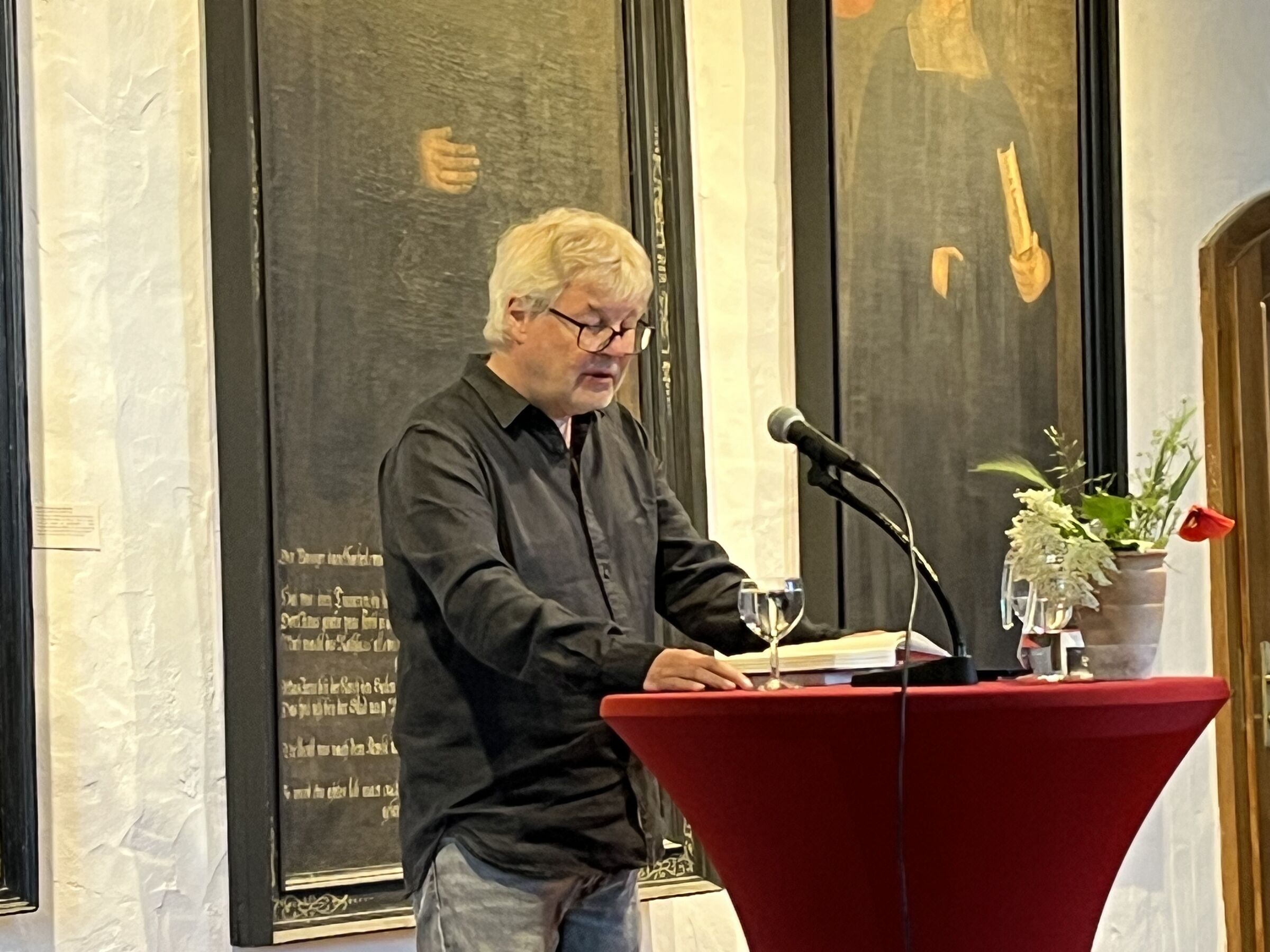Uwe Rada zur Lesung auf der Burg Beeskow 2023, Foto: Stephanie Lubasch, Lizenz: Burg Beeskow / Stephanie Lubasch